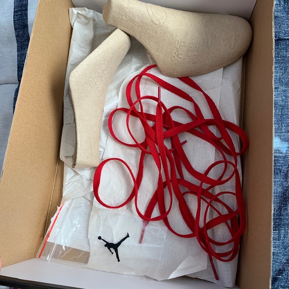 Jordan 1 High Bloodline - Picture 10 of 12